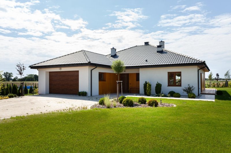 Nowoczesny dom parterowy w stanie pod klucz – efekt końcowy kompleksowej budowy domu (od stanu surowego i deweloperskiego) z New-House.